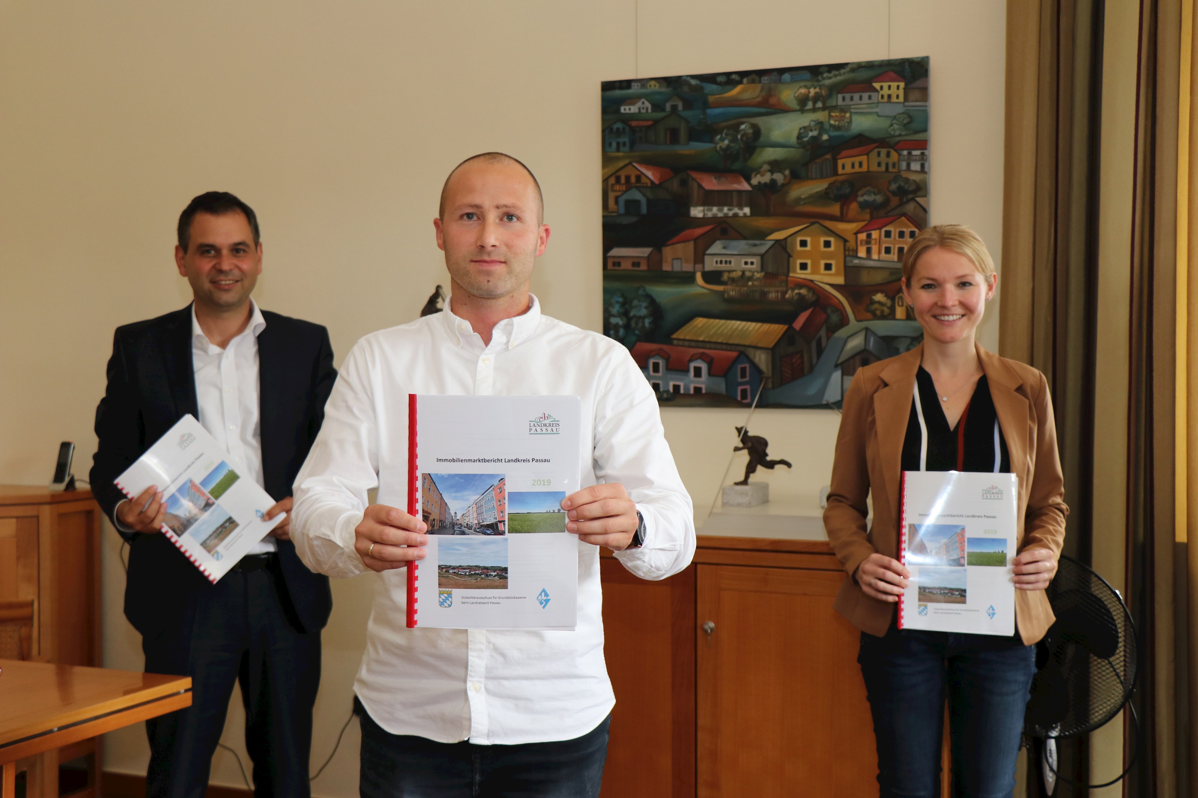 Der Leiter des Gutachterausschusses für den Landkreis Passau, Andreas Dötter (Mitte) zusammen mit der Bauamtsleiterin Petra Harant (r.) und Landrat Raimund Kneidinger bei der Vorstellung des Immobilienmarktberichts 2019 für den Landkreis Passau.