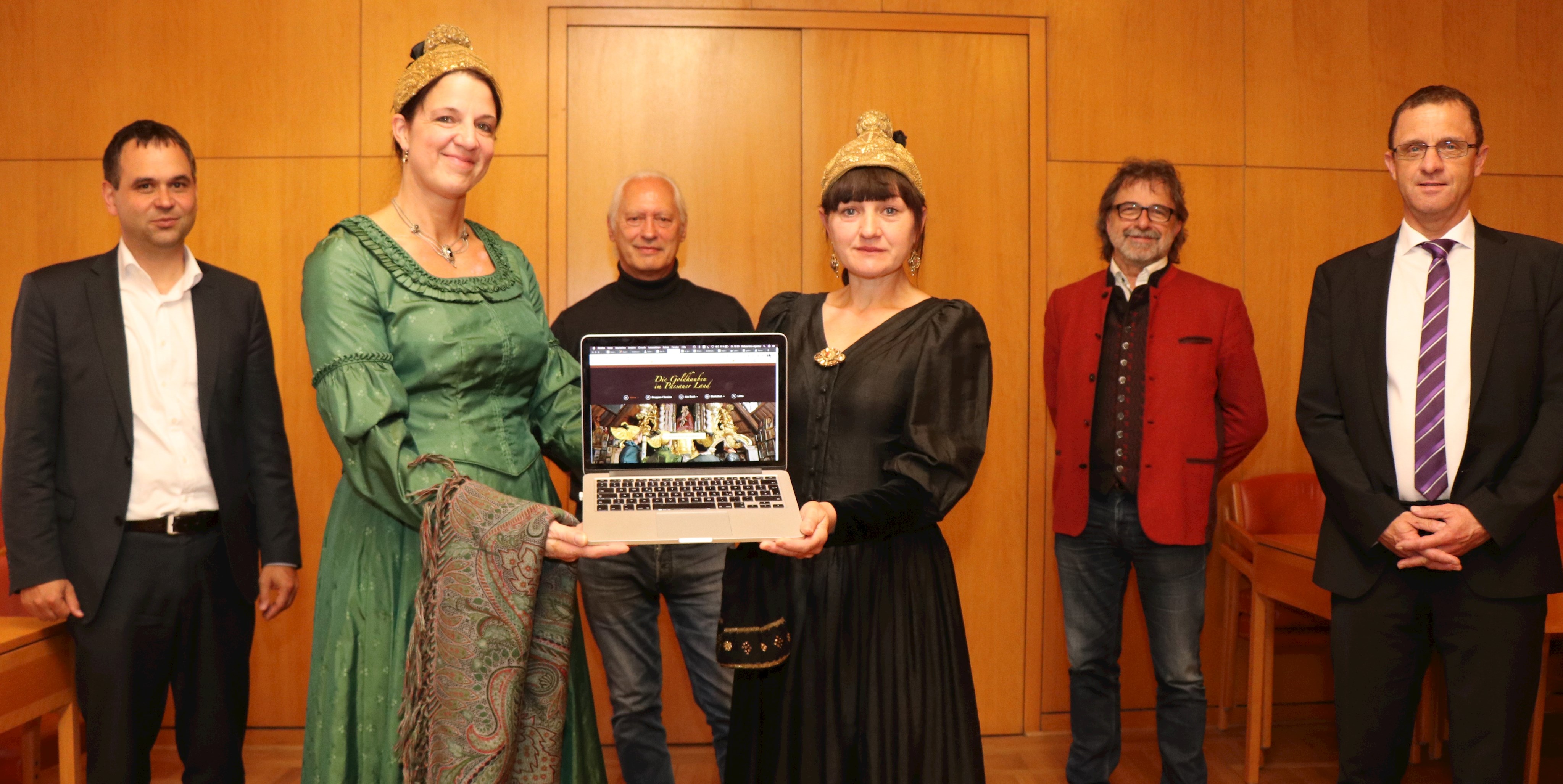 Stolz präsentieren die Vorsitzende der Goldhaubengruppen im Passauer Land, Nicole Nagl (vorne v.l.) und Christine Schneider (Goldhaubengruppe Kirchham) zusammen mit Landrat Raimund Kneidinger (hinten v.l.), Web-Designer Markus Witt, Kulturreferent Christian Eberle und dem zuständigen Abteilungsleiter am Landratsamt Passau, Armin Diewald die neue Internetseite der Goldhaubenfrauen im Passauer Land.