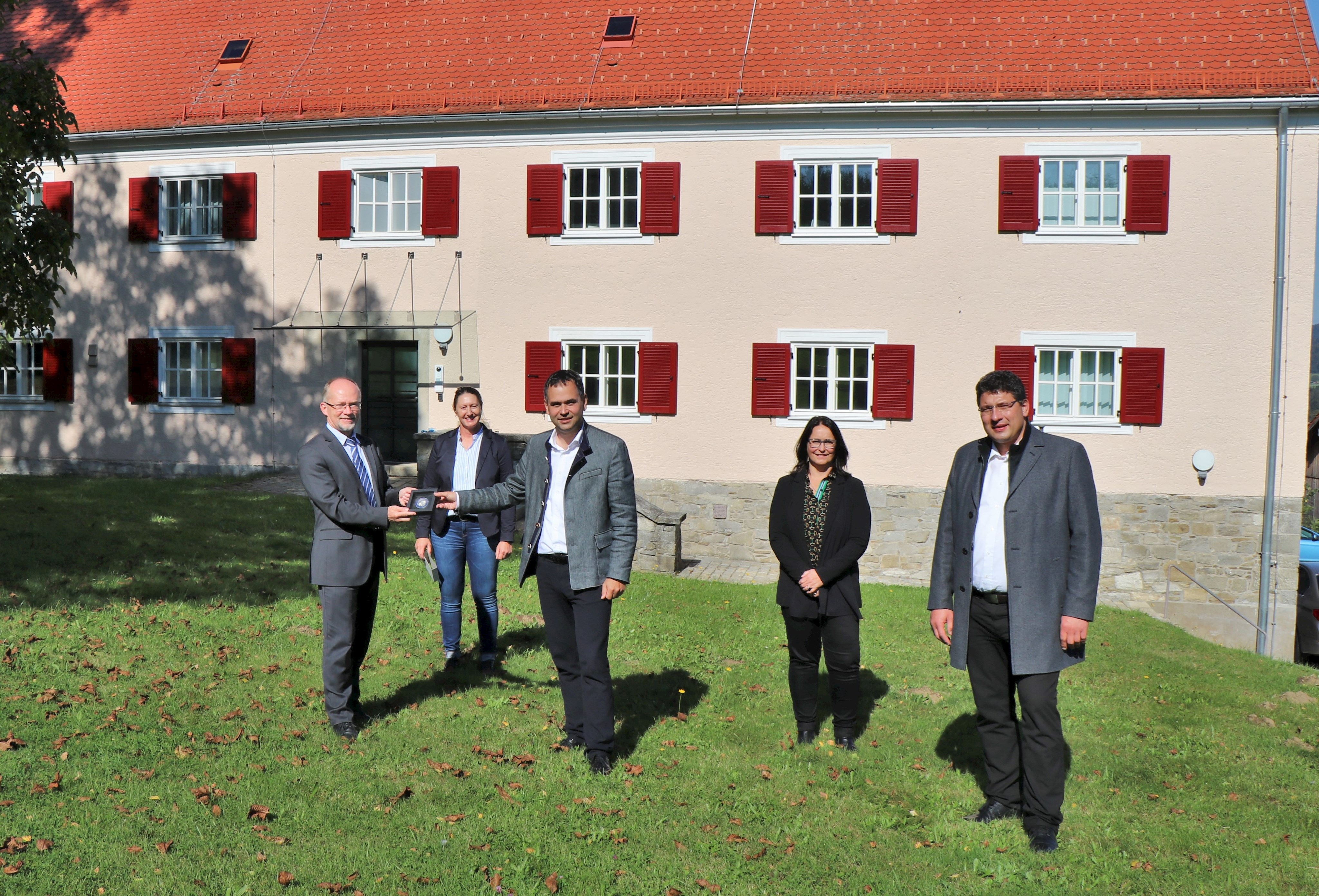 LKA-Sachgebietsleiter Stefan Handl, Stellv. Außenstellenleiterin Michaela Richter, Landrat Raimund Kneidinger, Außenstellenleiterin Elke Streifinger und Wegscheids Bürgermeister Lothar Venus beim Antrittsbesuch an der Wegscheider LKA-Dienststelle.