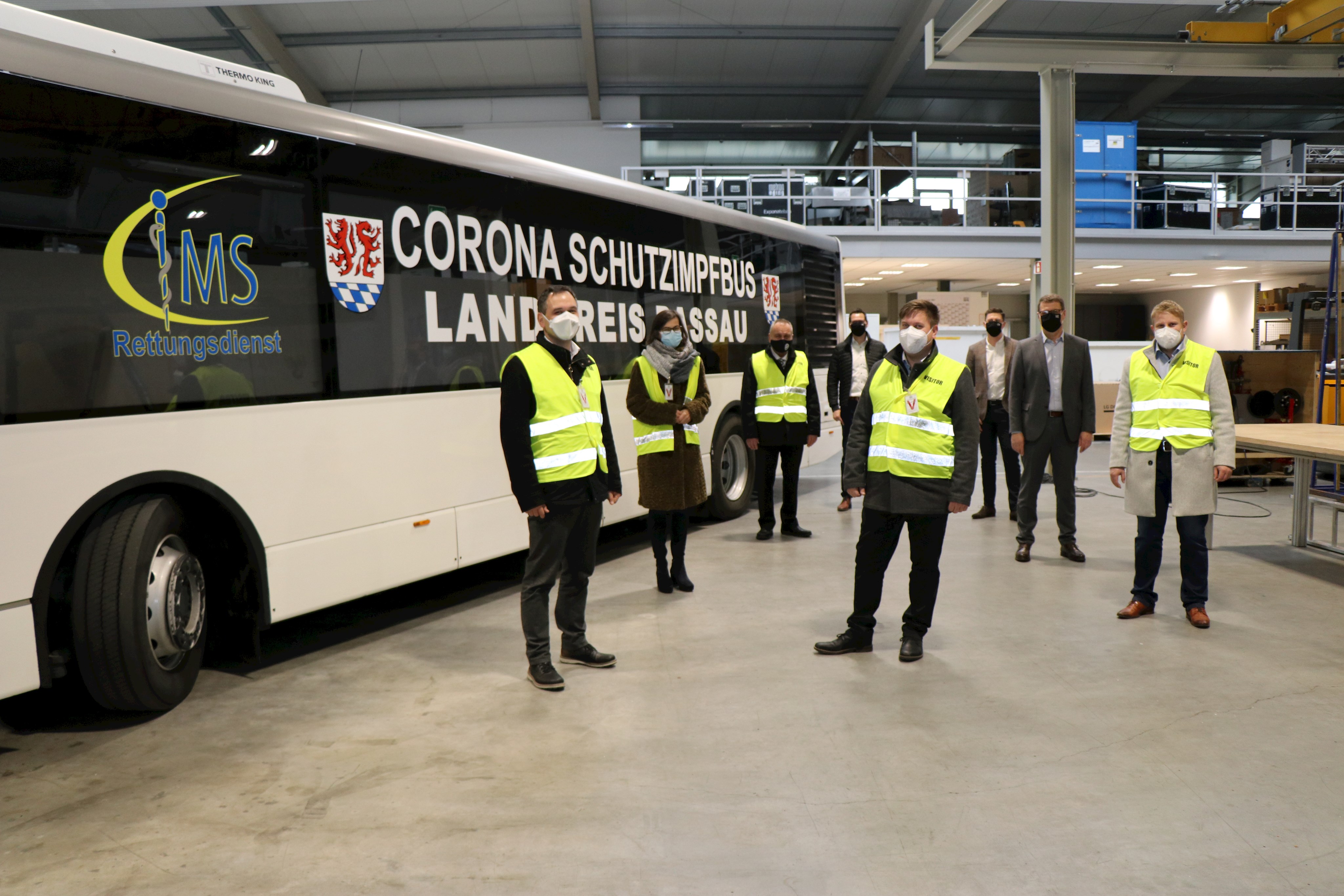 Die letzten Umbauarbeiten am Corona-Impfbus für den Landkreis Passau laufen noch. Über den späteren Ablauf im Impfmobil informierten Peter Schwankl (Mitte) und Martin Biebl (r.) von der Firma IMS Rettungsdienst. Christian Kainz (hinten v.r.), Matthias Kainz und Sebastian Höpfl von der Firma Metron Eging erklärten Landrat Raimund Kneidinger (v.l.), Verena Schwarz, Abteilungsleiterin für öffentliche Sicherheit und Ordnung und Egings Bürgermeister Walter Bauer die am Bus nötigen Umbaumaßnahmen.