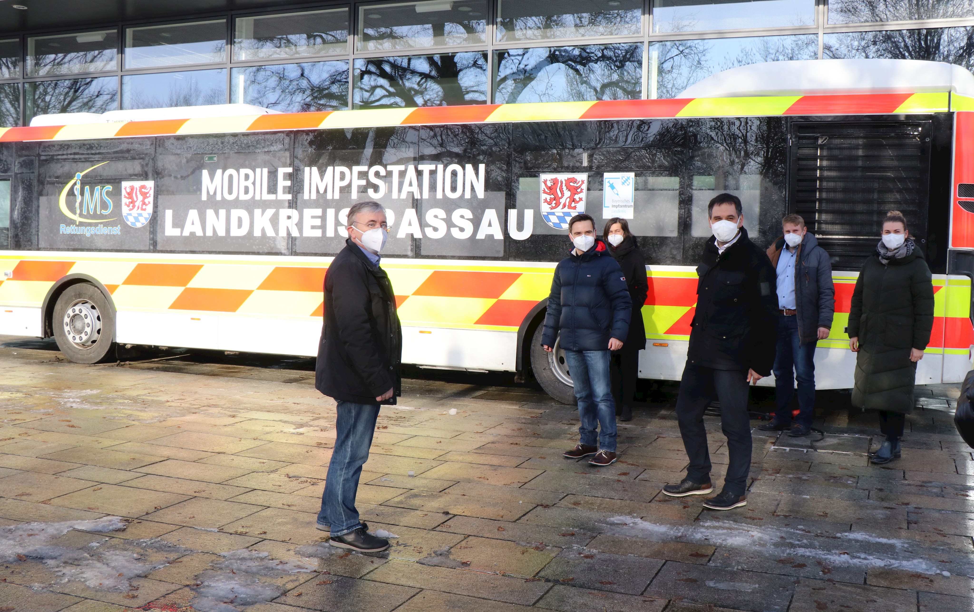 Der Impfbus beim Probebetrie in Pocking mit Bürgermeister Franz Krah (l.) und Landrat Raimund Kneidinger (3.v.r.).