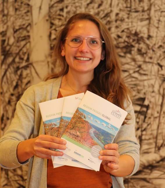 Sabrina Hoffmann, Koordinatorin für kommunale Entwicklungspolitik im Landkreis Passau, präsentiert die neue Broschüre. Die Übersicht zeigt das entwicklungspolitische Engagement in der Region.