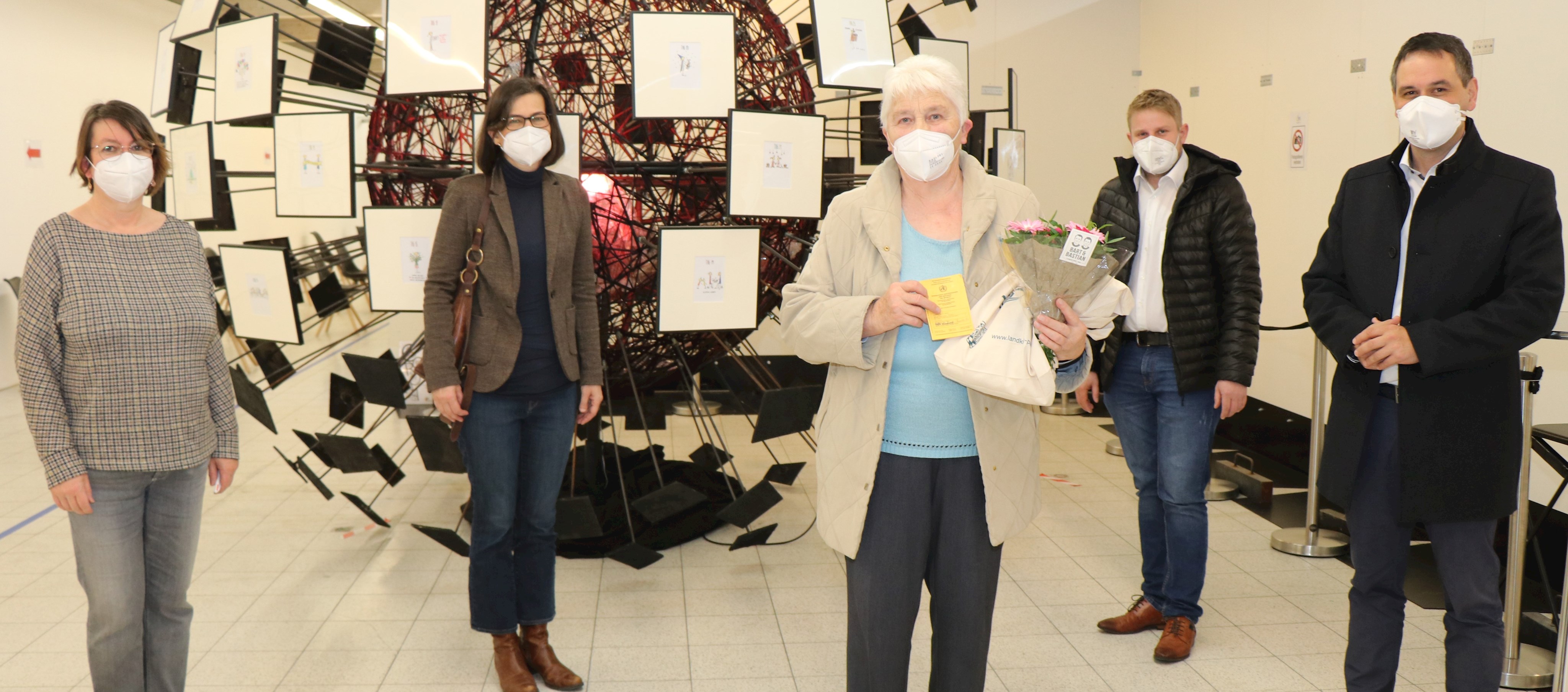 Rosa Ebersberger (Mitte) hat am Freitag im Impfzentrum Straßkirchen die 20.000. Impfdosis im Landkreis Passau erhalten. Mit ihr freuten sich Landrat Raimund Kneidinger (v.r.), Martin Biebl, Geschäftsführer der IMS-Rettungsdienst GmbH, Verena Schwarz, Abteilungsleiterin für öffentliche Sicherheit und Ordnung am Landratsamt Passau und Gabriele Ebnet, Verwaltungsleiterin des Impfzentrums.