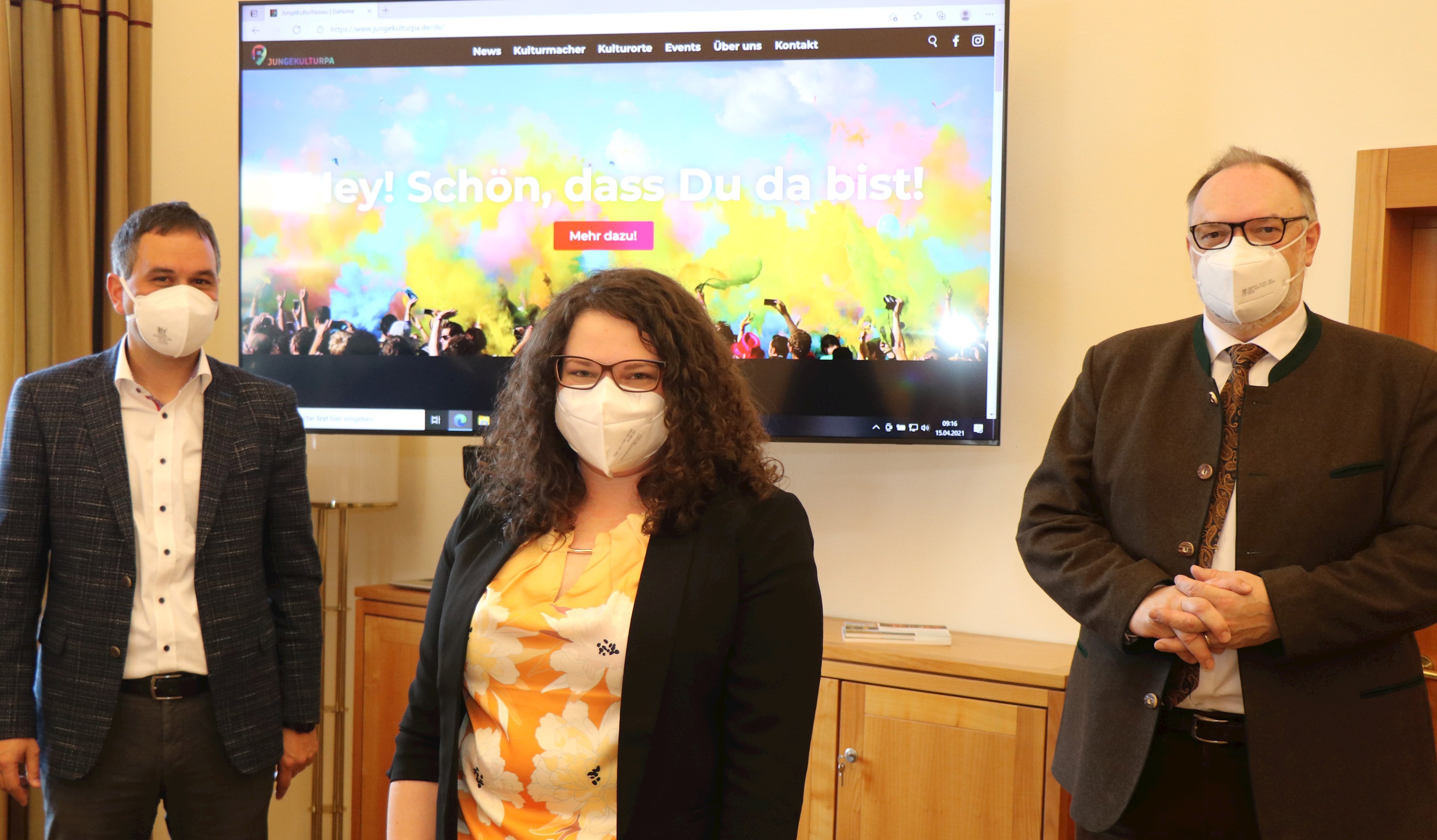 Landrat Raimund Kneidinger (l.), Oberbürgermeister Jürgen Dupper (r.) und Projektleiterin Julia Bösl-Sachse haben die neue Website jungekulturpa.de offiziell vorgestellt.