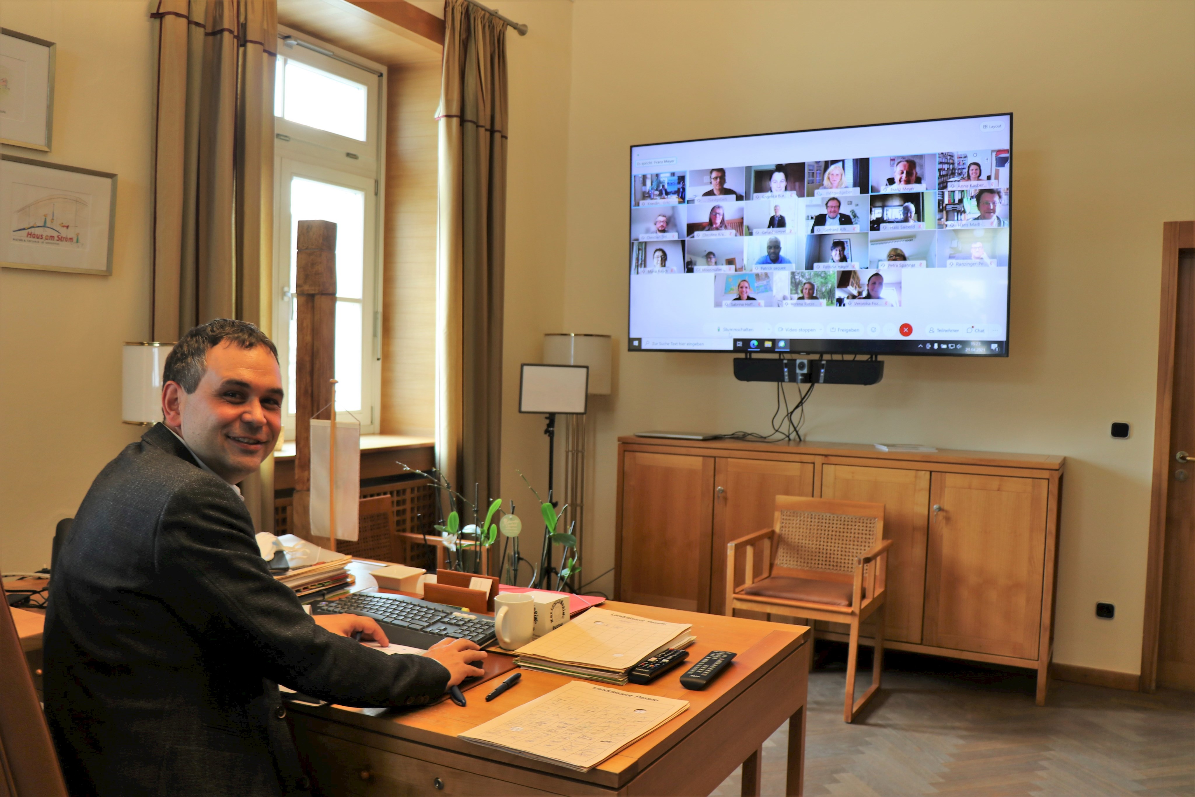 Das Thema Förderprogramme fand großen Anklang bei den Teilnehmenden der Videokonferenz (Bild). Landrat Raimund Kneidinger plant daher die Organisation einer weiteren Veranstaltung mit  den entwicklungspolitischen Akteursgruppen der Region.