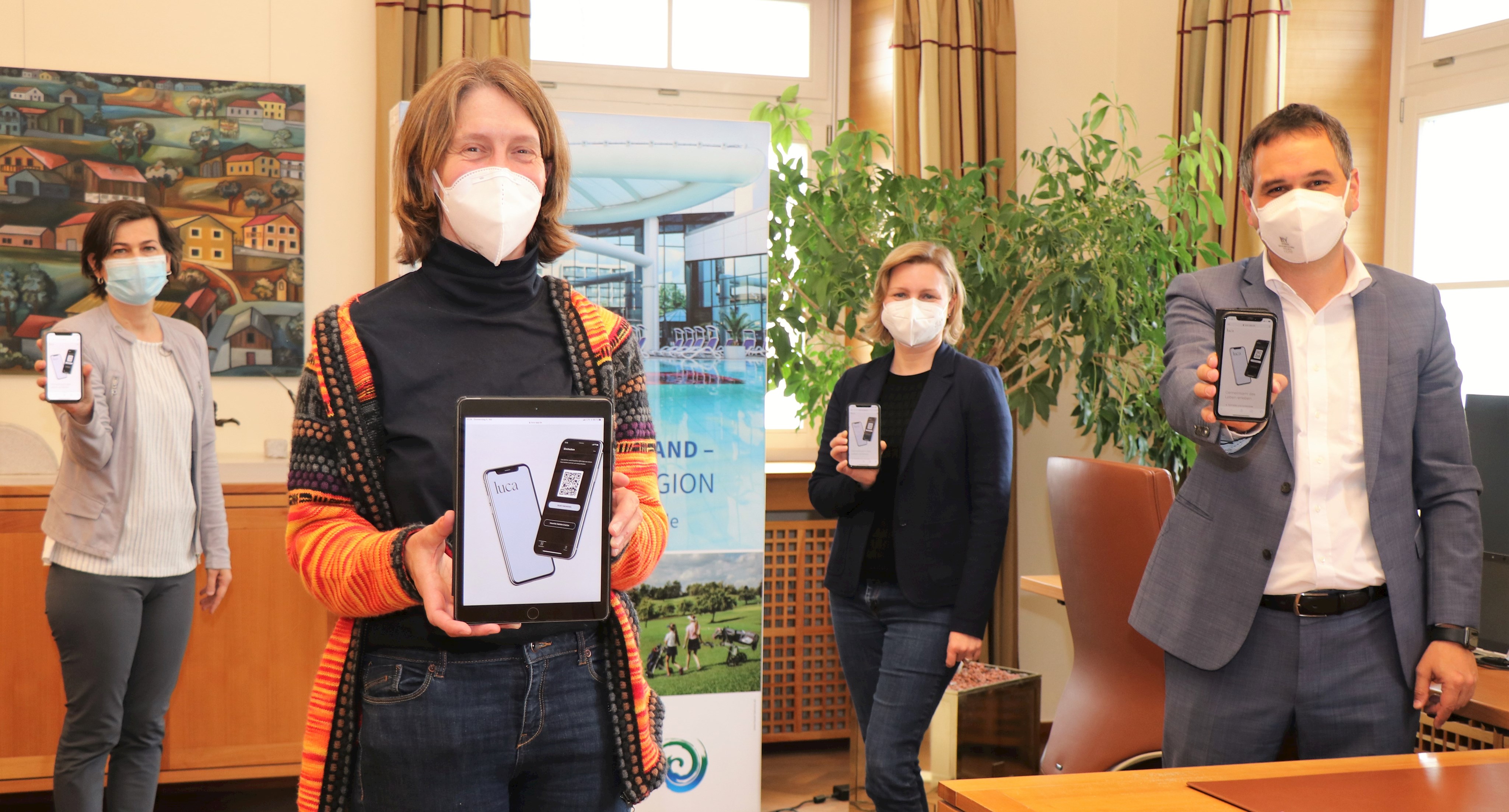 Landrat Raimund Kneidinger (v.r.), stellvertretende Gesundheitsamtsleiterin Dr. Ines Hübner, Gesundheitsamtsleiterin Gabriele Bareuther und Abteilungsleiterin für öffentliche Sicherheit und Ordnung am Landratsamt, Verena Schwarz sind von den Vorteilen der Luca-App für Bürger, Unternehmen und den öffentlichen Gesundheitsdienst überzeugt und werben für deren Nutzung.