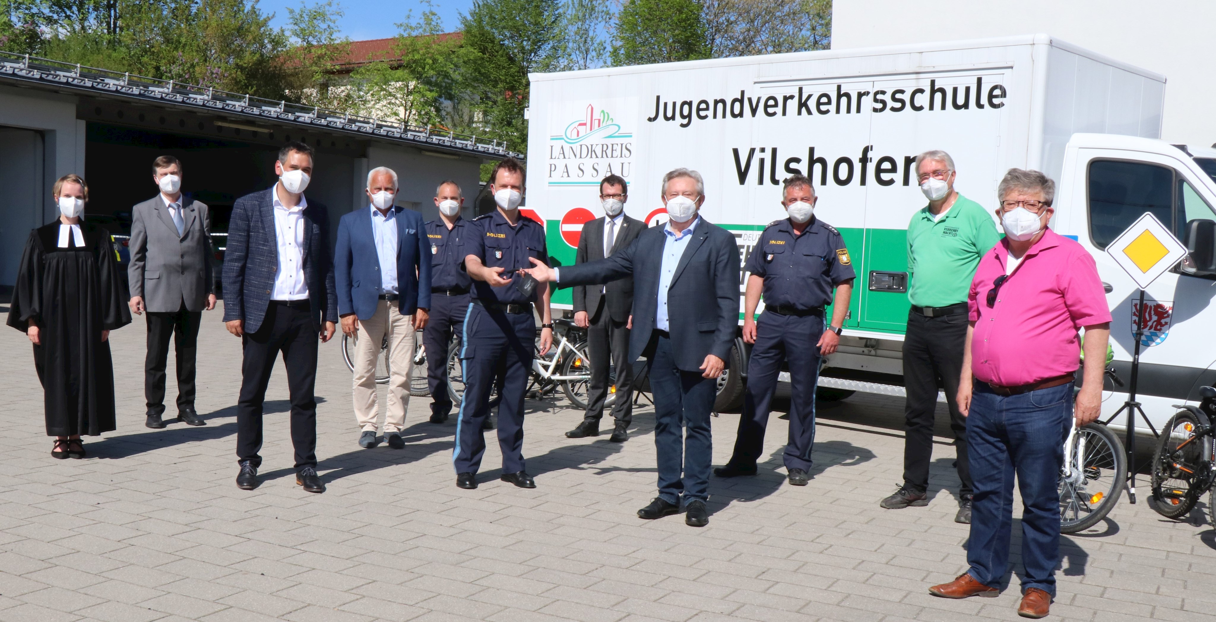 Vorsitzender der Verkehrswacht in Stadt und Landkreis Passau, Altlandrat Franz Meyer (4. v.r.) übergab zusammen mit Landrat Raimund Kneidinger (3.v.l.) offiziell den Fahrzeugschlüssel des neuen LKWs der Jugendverkehrsschule Vilshofen an Polizeiinspektionsleiter Wolfgang Maierhofer (6.v.r.). Pfarrerin Annalena Hardinge, Stadtpfarrer Lothar Zerer, Kreisverbandsvorsitzender des Bayerischen Gemeindetags, Karl Obermeier, Verkehrserzieher Sascha Engl, Vilshofens Bürgermeister Florian Gams, Verkehrserzieher Hermann Reitberger, stellv. Vorsitzender der Verkehrswacht in Stadt und Landkreis Passau, Jörg Witowski und Kreisgeschäftsführer der Verkehrswacht Ottmar Bauer freuen sich über das neu ausgestattete Fahrzeug.