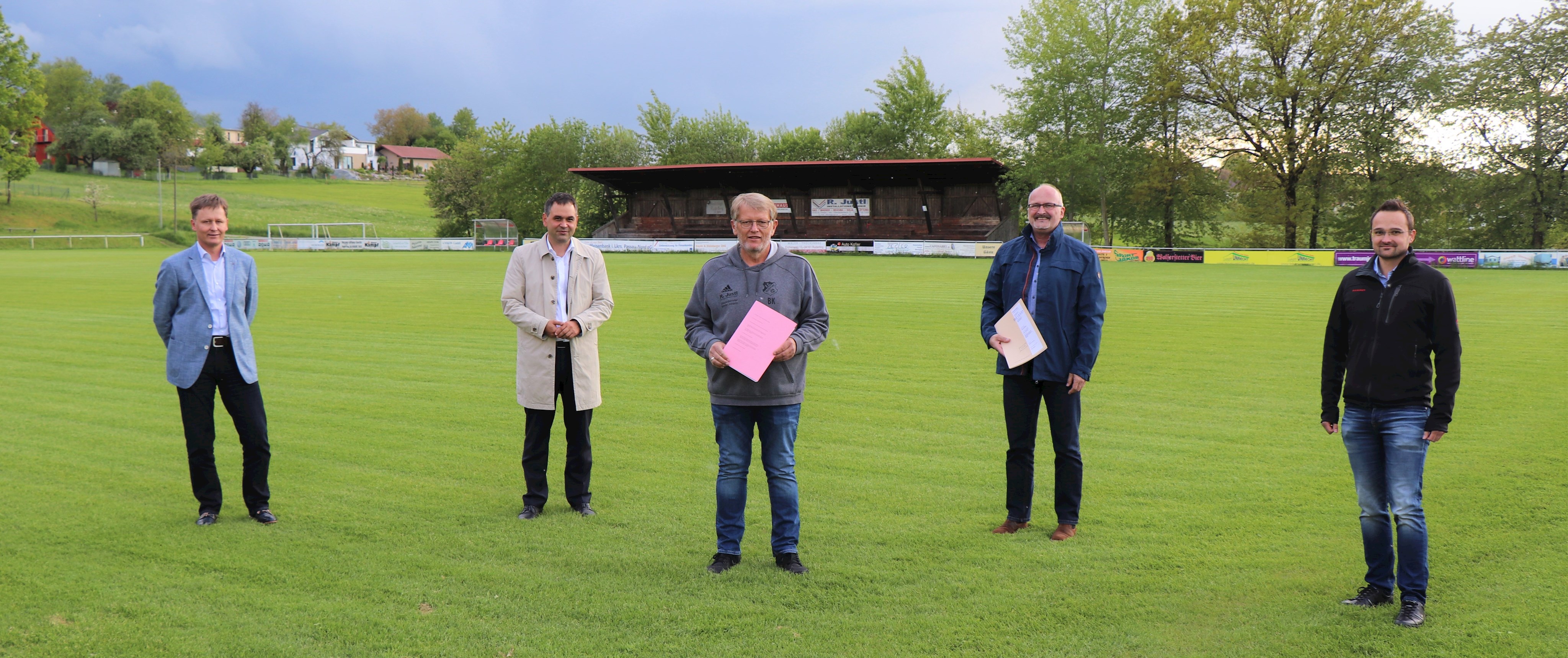 Alte Bauakten und –pläne haben ermöglicht, dass Sachgebietsleiter der Bauaufsichtsbehörde, Frank Emmer (v.l.) und Landrat Raimund Kneidinger die Baugenehmigung für die neue Flutlichtanlage am Rudertinger Sportplatz an den Vorsitzenden des FC Ruderting, Kurt Baumgartner, Bürgermeister Rudolf Müller und Geschäftsleiter der Gemeinde Ruderting, Philipp Schwarz übergeben konnten.