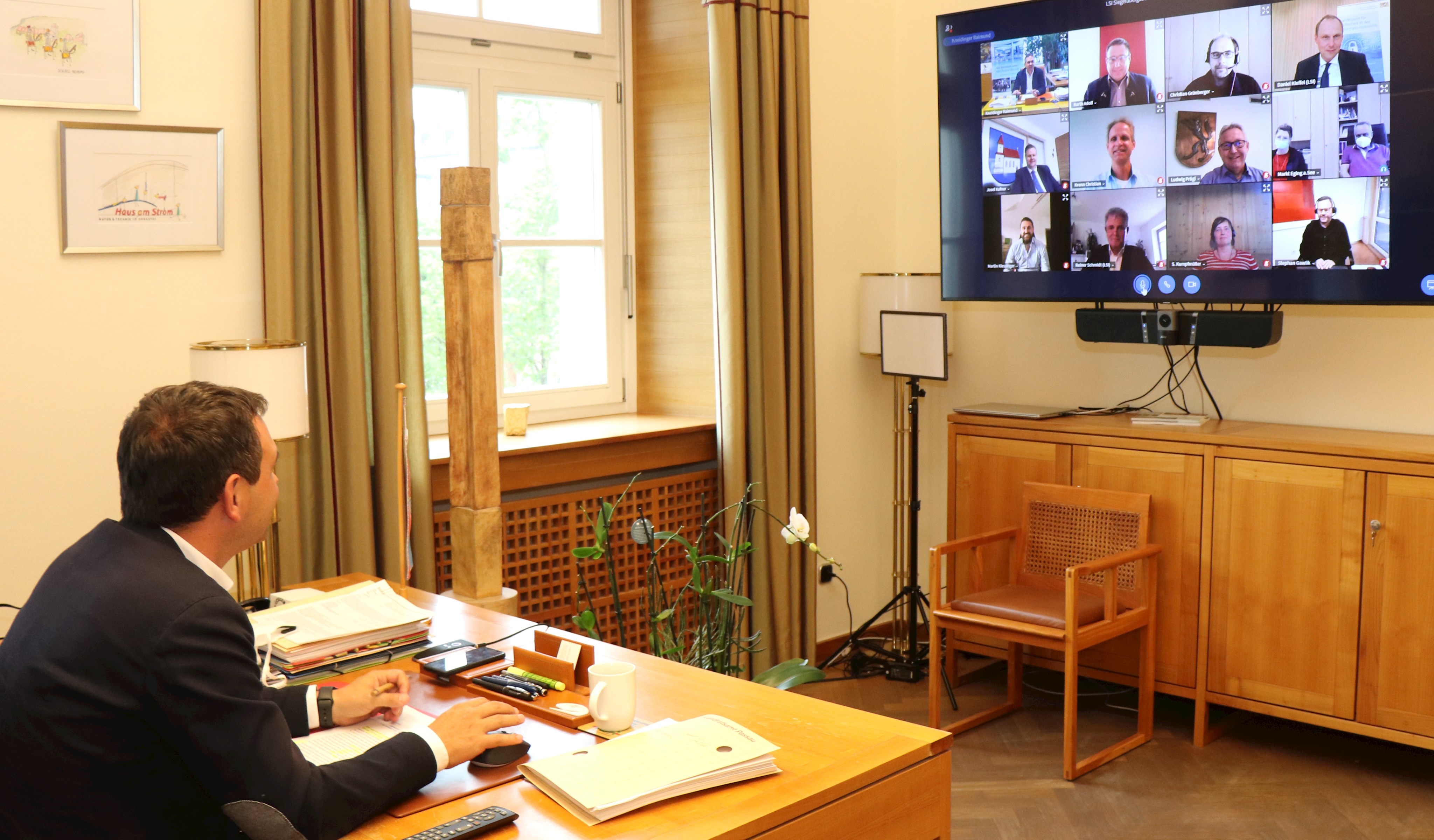 Landrat Raimund Kneidinger bei der virtuellen Siegelübergabe per Videokonferenz.
