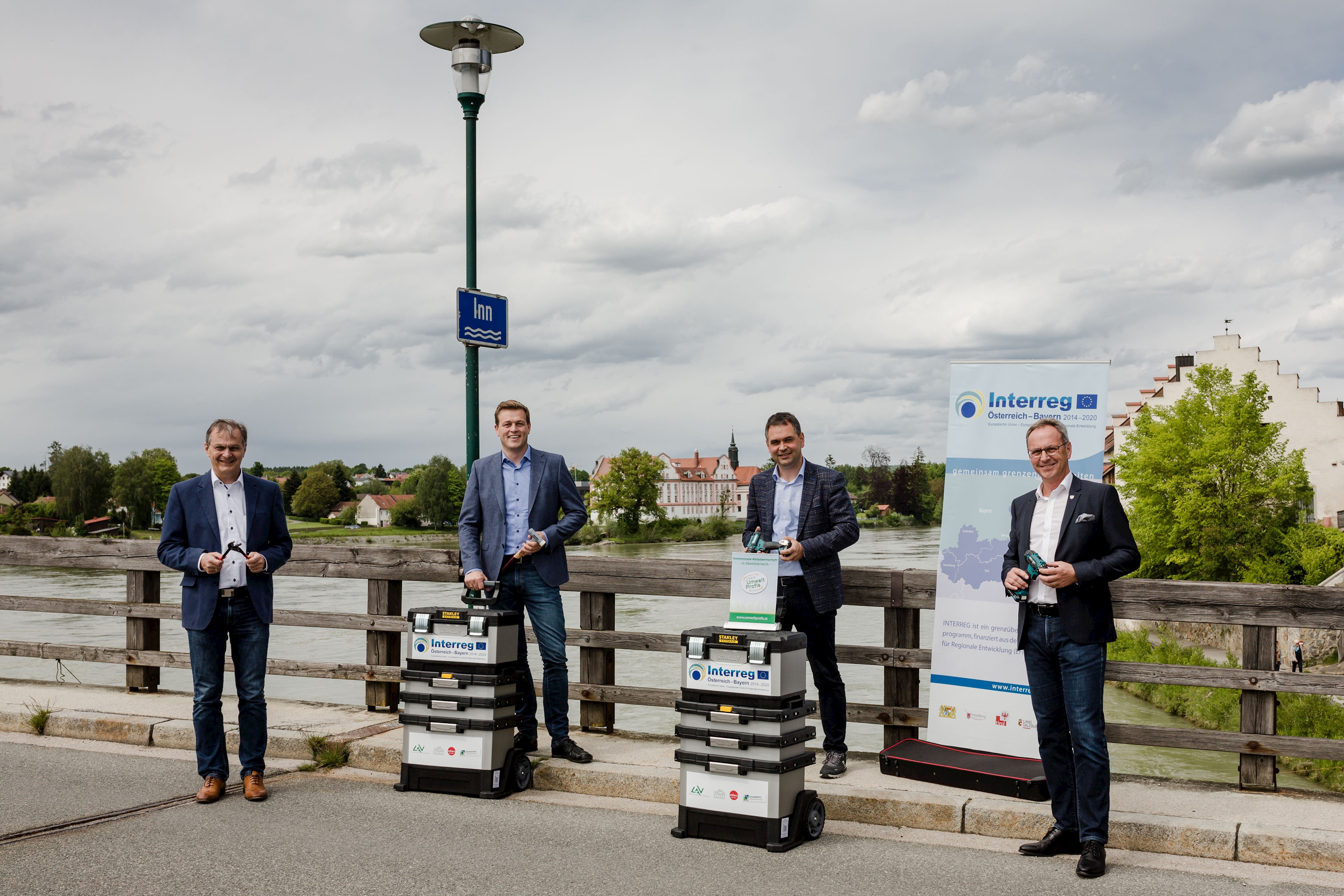 Die grenzüberschreitende Initiative präsentierten auf der Innbrücke zwischen Neuhaus und Schärding (v.l.):  Bürgermeister Stephan Dorn (Neuhaus a. Inn), OÖ-Landesrat Stefan Kaineder, Landrat Raimund Kneidinger und und Roland Wohlmuth (Vorsitzender OÖ-Landesabfallverband).