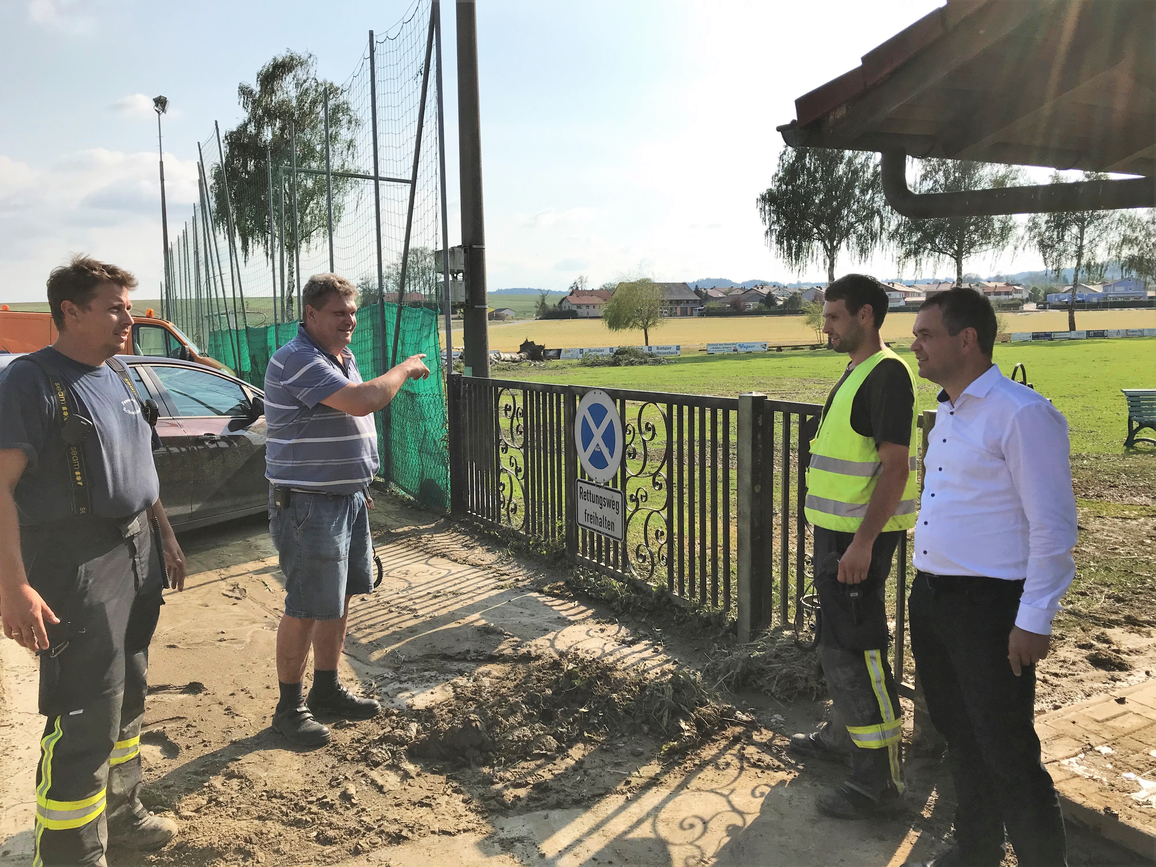 Auch am Sportplatz in Schmidham in der Marktgemeinde Ruhstorf a.d. Rott richtete das Unwetter schwere Schäden an. Schlamm und umgestürzte Bäume beschäftigen die Einsatzkräfte auch noch am Tag nach dem Unwetter.