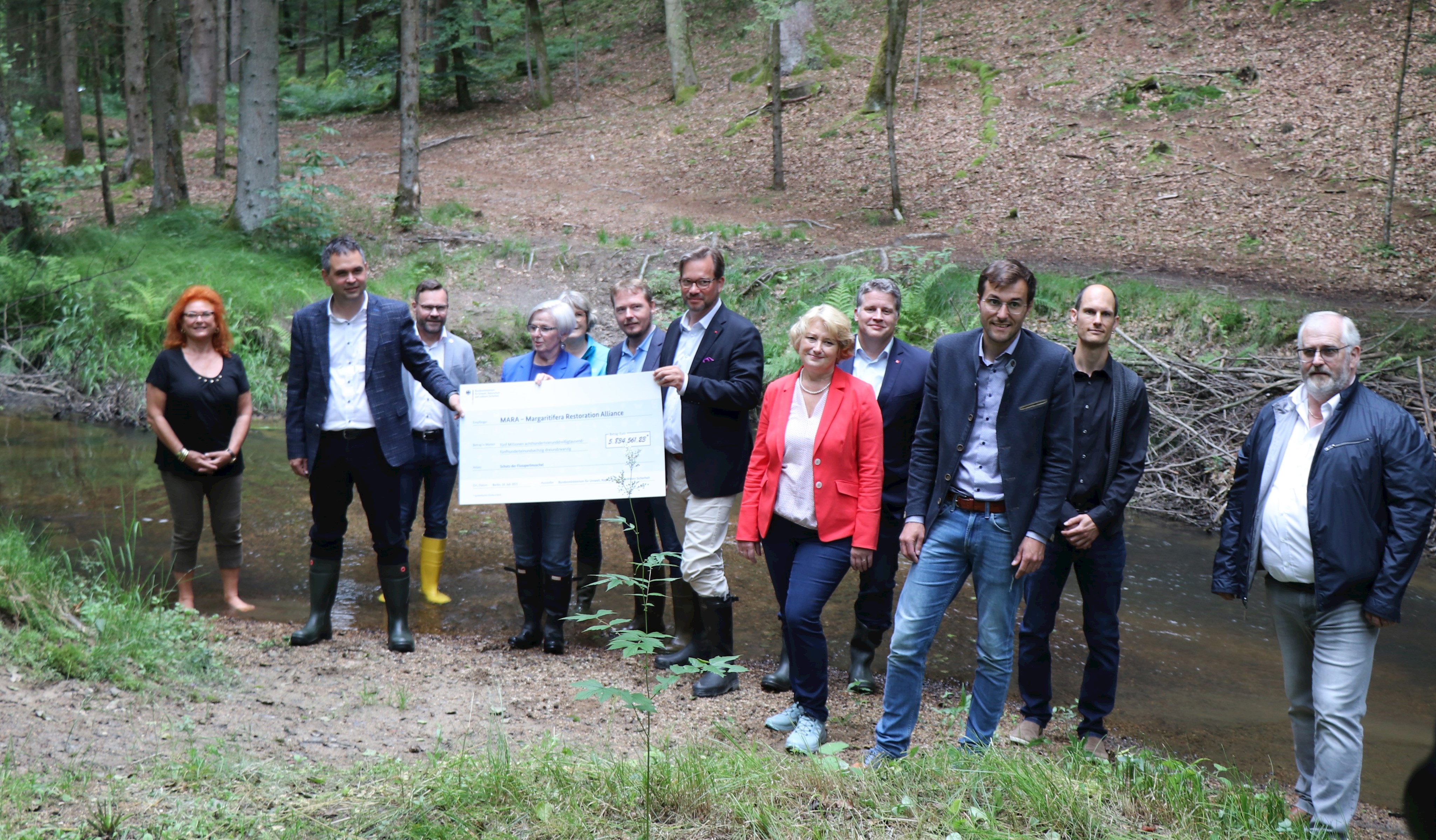 Scheckübergabe mit Landrat Raimund Kneidinger (2.v.l.) und parl. Staatssekretär im Bundesumweltministerium Dr. Florian Pronold (7.v.l.) in der Flussperlmuschelaufzuchtstation in Fürstenstein (Landkreis Passau).