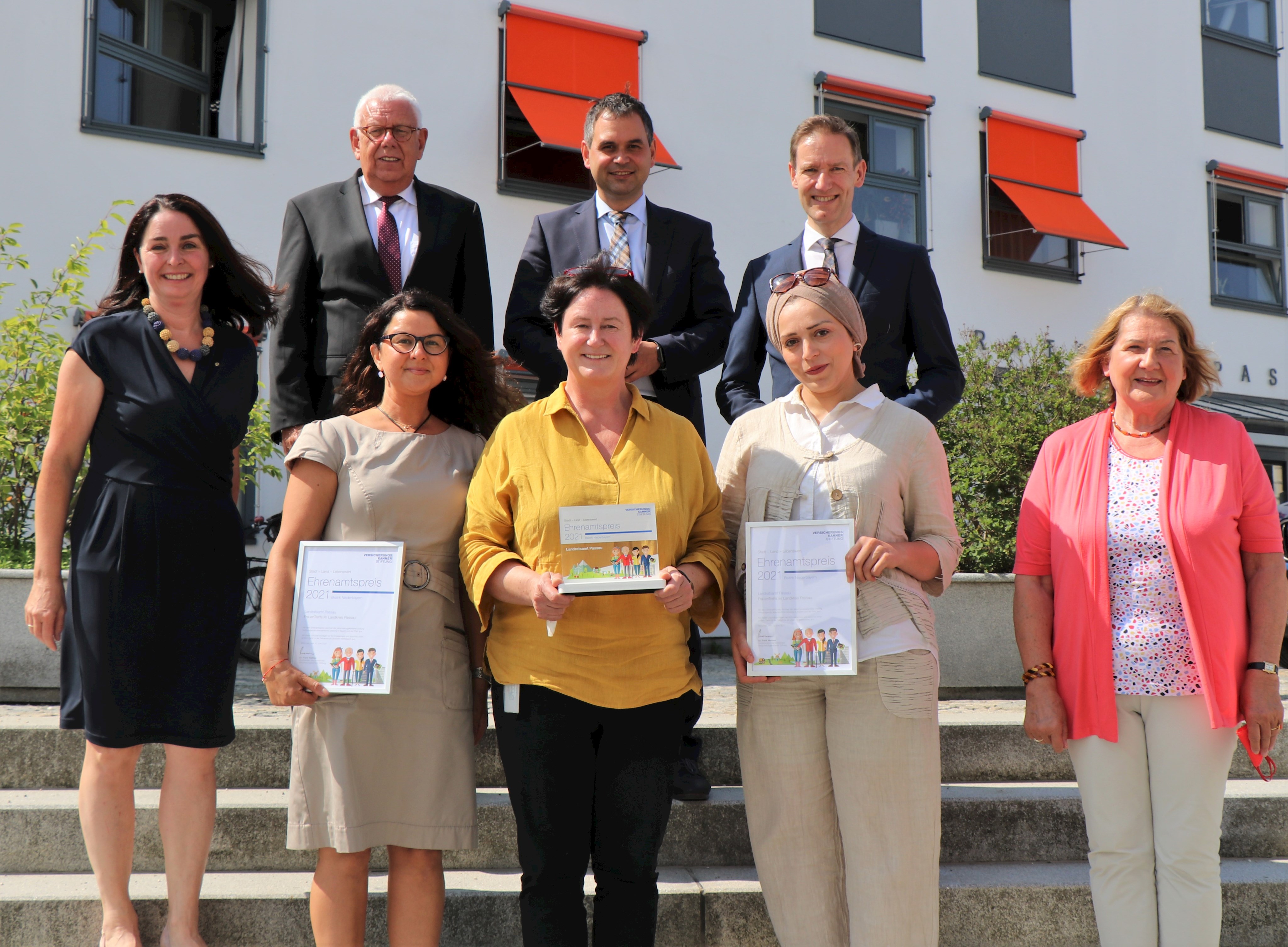 Einer der beiden Preisträger aus Niederbayern des Ehrenamtspreises der Versicherungskammer Stiftung ist das Projekt FrauenTreffs im Landkreis Passau von Integrationsmanagerin des Landratsamtes Passau Patrizia Hager (vorne 2.v.l.). Zusammen mit Dr. Elisabeth Hück, SorOptimistClub Passau (vorne v.l.), Daniella Margineanu aus Rumänien, (FrauenTreffs in Pocking und Hartkirchen) und  Raghdaa Asaad aus Syrien (FrauenTreffs in Eging, Fürstenstein, Hutthurm) nahm sie den Preis entgegen, der von Eva Gottstein, Ehrenamtsbeauftragte der bayer. Staatsregierung, Franz Kränzler, Vorstandsmitglied der VKB-Stiftung (hinten v.l.), Landrat Raimund Kneidinger und Regierungspräsident Rainer Haselbeck überreicht wurde.