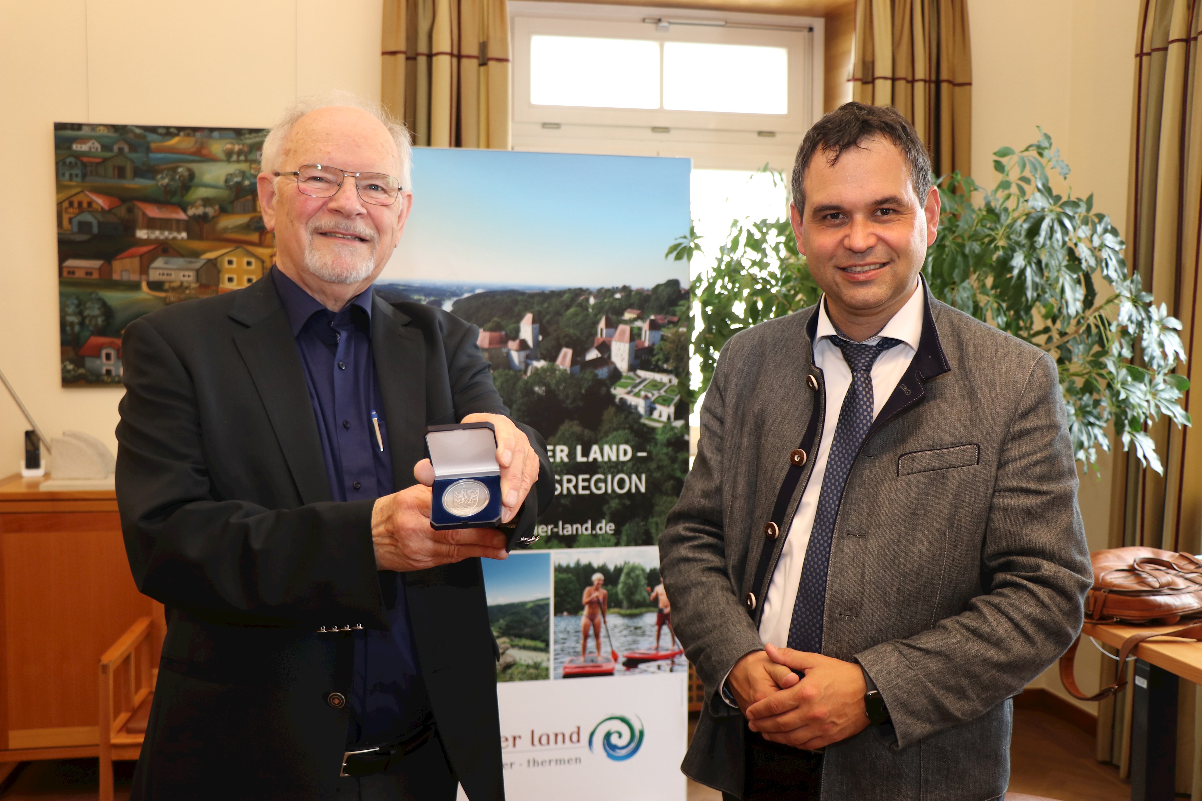 Landrat Raimund Kneidinger (r.) hat den Verleger und langjährigen Vorstand des Bund der Selbständigen, Werner Vierlinger, mit der Landkreismünze in Silber ausgezeichnet.