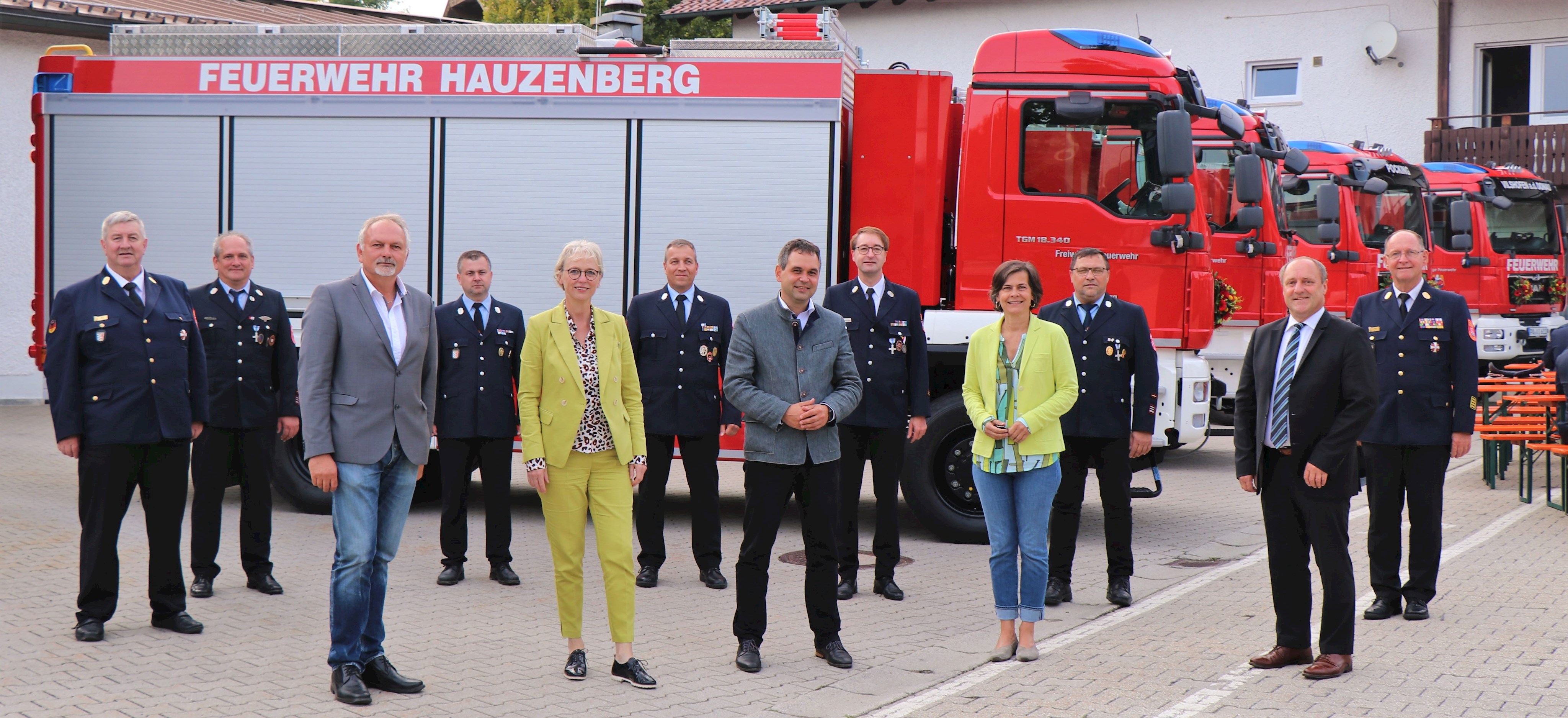 Große Freude über die vier neuen Rüstwägen: Alois Fischl (v.l., Vorsitzender des Kreisfeuerwehrbands), Robert Petri (Kommandant FFW Tittling), Rudi Emmer (2. Bürgermeister Vilshofen a.d. Donau), Markus Schütz (Kommandant FFW Vilshofen a.d. Donau), Gudrun Donaubauer (Bürgermeisterin Hauzenberg), Ingo Frank (Kommandant FFW Pocking), Landrat Raimund Kneidinger, Bezirks- und Kreisfeuerwehrpfarrer Alexander Aulinger, Verena Schwarz (Abteilungsleiterin für Öffentliche Sicherheit und Ordnung am Landratsamt Passau), Josef Hartl (Kommandant FFW Hauzenberg), Helmut Willmerdinger (Bürgermeister Tittling) und Kreisbrandrat Josef Ascher.