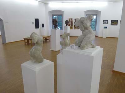 Die Ausstellung „Kunst“ in der Landkreisgalerie, im Vordergrund Plastiken von Mona Zimen aus Haarbach.