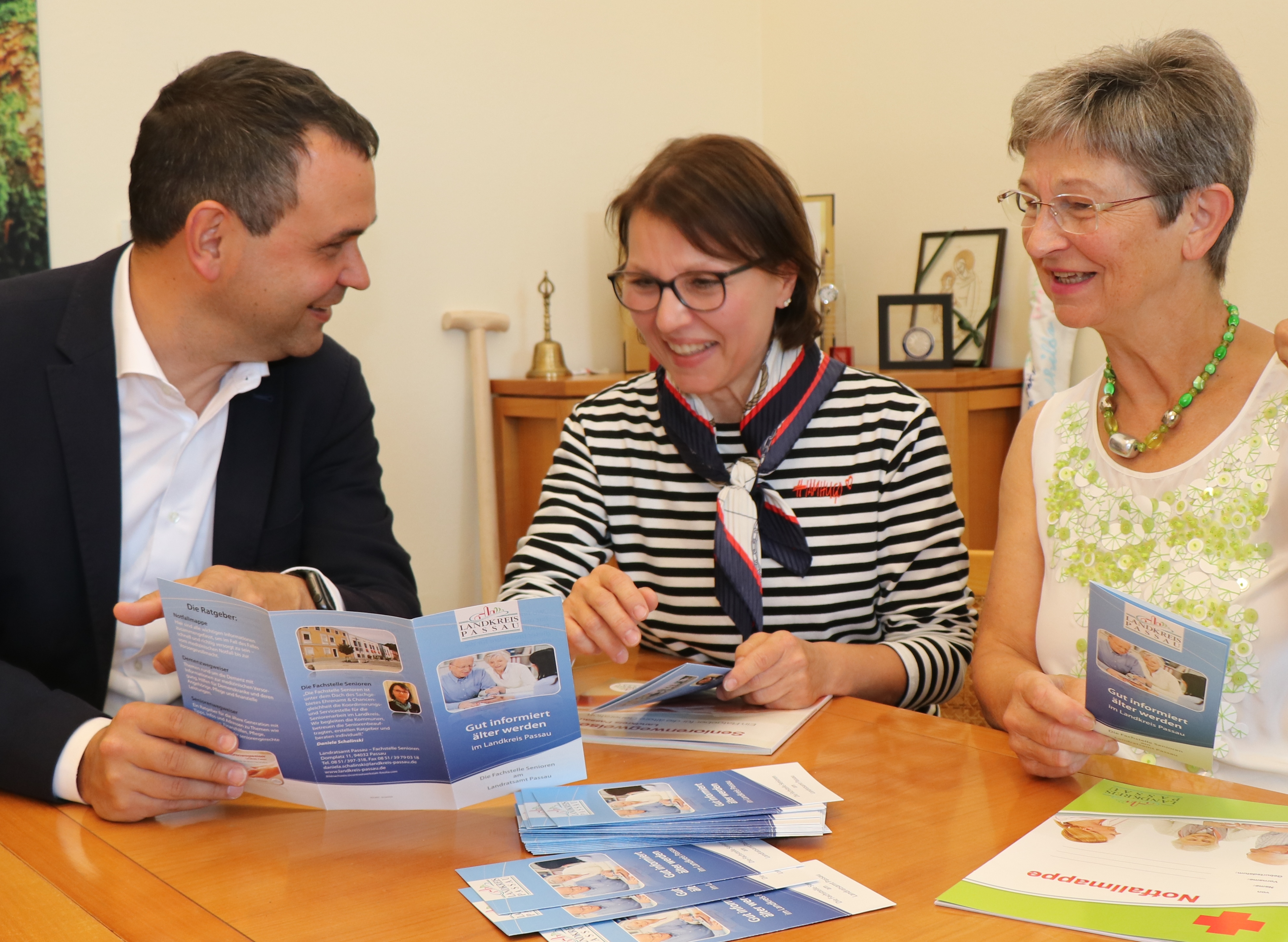 Sehen sich als Team für gute Seniorenarbeit im Landkreis (v.l.) Landrat Raimund Kneidinger, Daniela Schalinski (Leiterin Fachstelle Senioren) und die Seniorenbeauftragte des Landkreises, Gerlinde Kaupa.