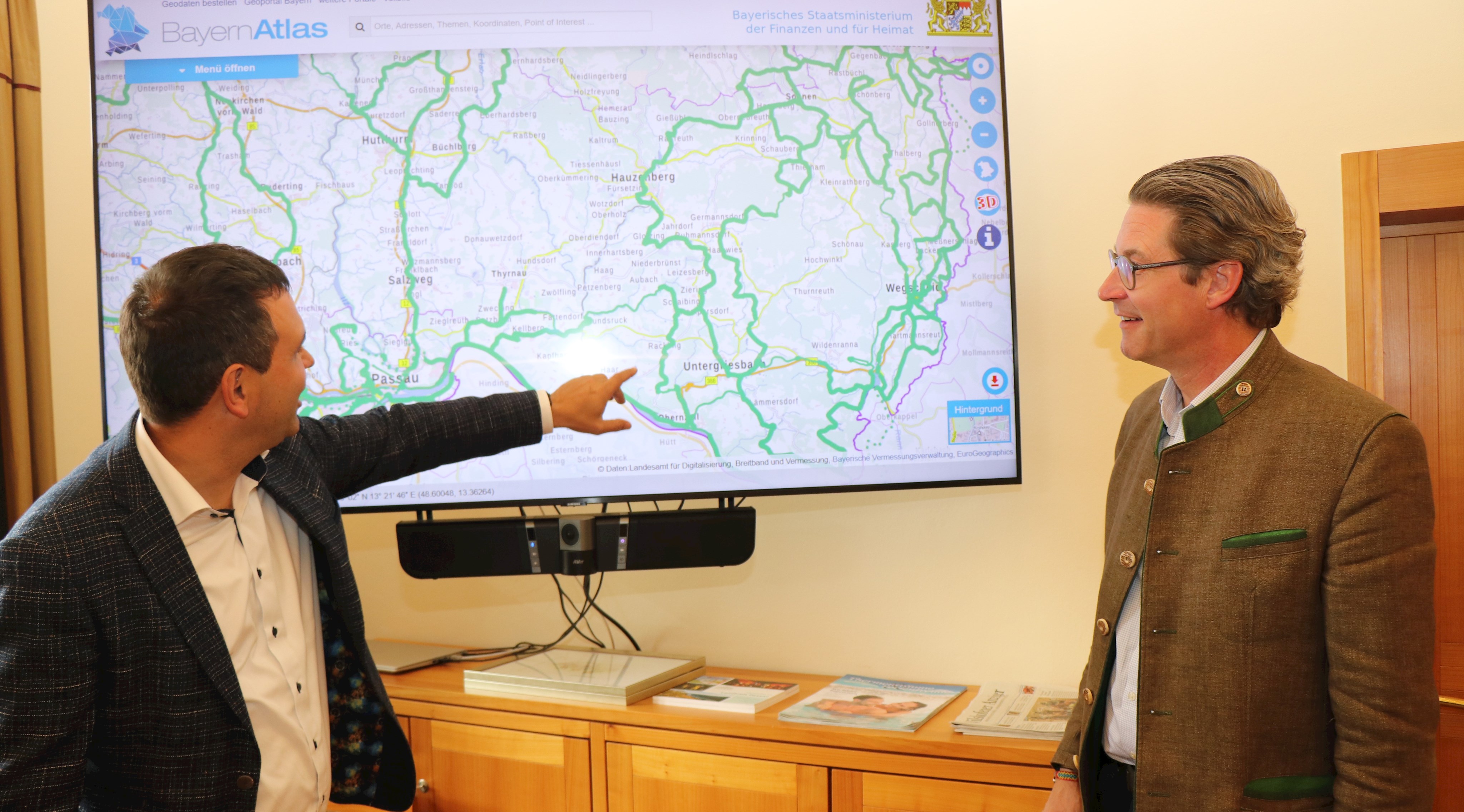 Landrat Raimund Kneidinger (l.) und Bundesverkehrsminister Andreas Scheuer im Gespräch zum Radwegekonzept von Stadt und Landkreis Passau. Der Minister sieht das Konzept als wegweisend an und spricht von einem Quantensprung für die Radfahrregion Passauer Land.