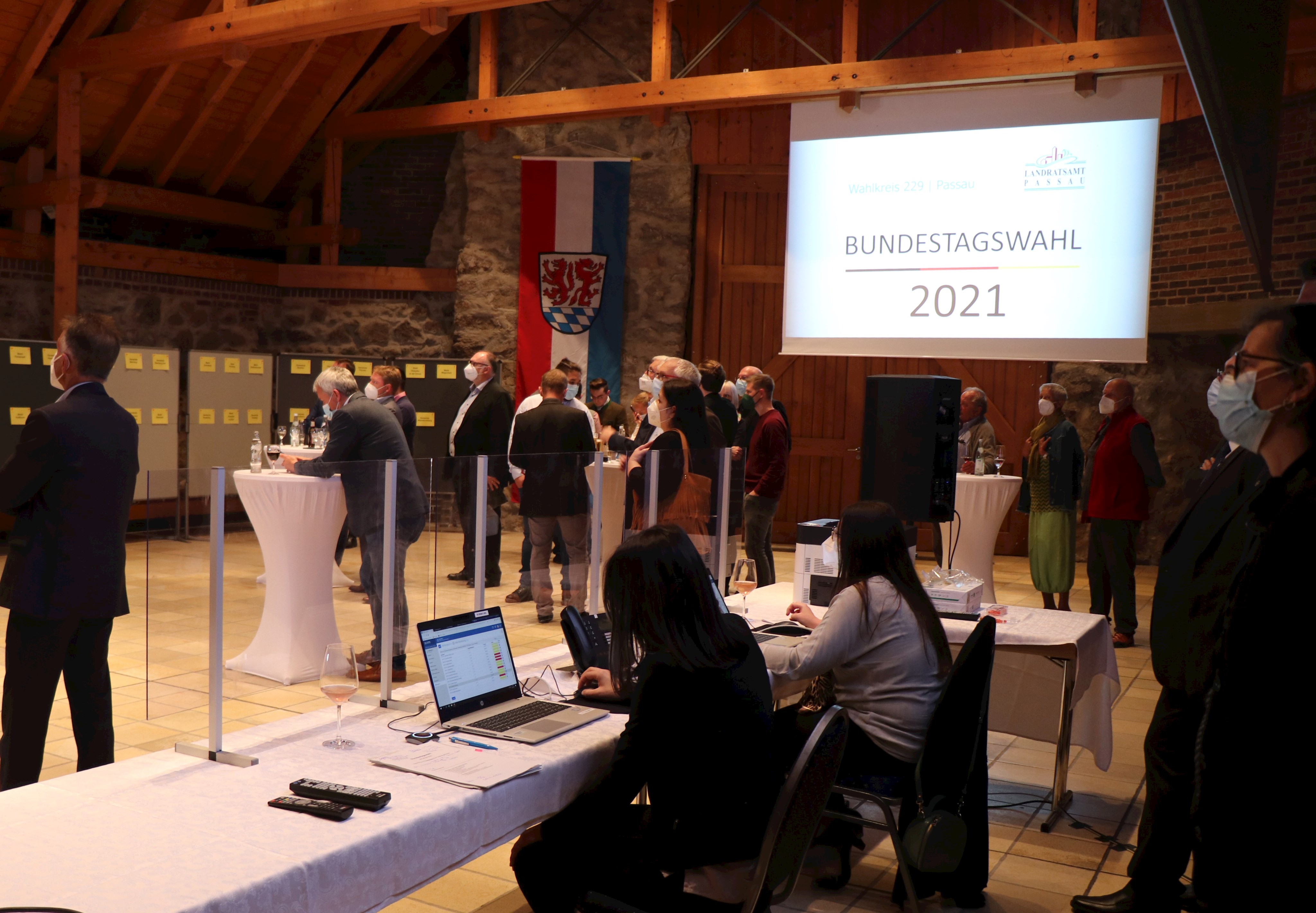 Im Wahlstudio des Wahlkreises Passau im Landkreissaal auf Schloss Neuburg liefen die Ergebnisse aus den einzelnen Kommunen zusammen. Vertreter der Medien, Kandidaten und Interessierte konnten sich dort über die gemeldeten Ergebnisse informieren.