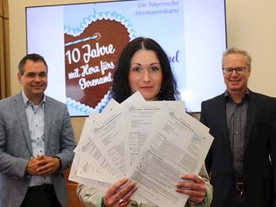 Erfolg einer Kampagne: Die Anzahl der Kooperationsverträge mit der Ehrenamtskarte konnten Armin Absmeier (v.r.) und Birgit Leitner verdoppeln. Sehr zu Freude von Landrat Raimund Kneidinger.