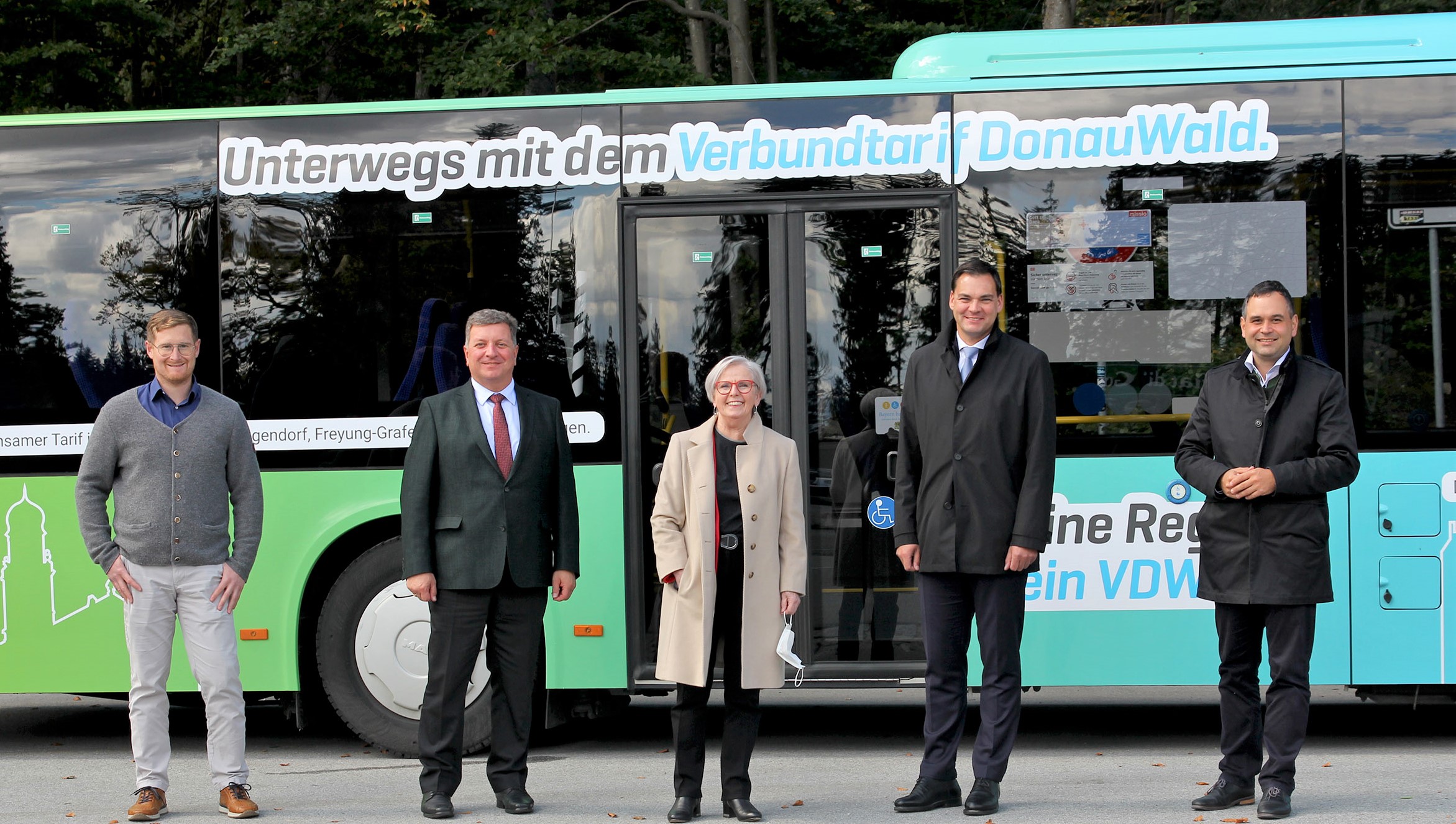 Eine positive Bilanz konnten die Landräte Raimund Kneidinger (Passau, v.r.), Sebastian Gruber (Freyung-Grafenau), Rita Röhrl (Regen) und Christian Bernreiter (Deggendorf) zusammen mit Michael Karmainski von der Regionalbus Ostbayern GmbH nach gut einem Monat Verbundtarif DonauWald ziehen. Erste Busse im neuen VDW-Design sind bereits unterwegs und symbolisieren mit dem Farbverlauf von blau nach grün den Zusammenschluss im Verbundtarif auf dem Gebiet von der Donau bis in den Bayerischen Wald.