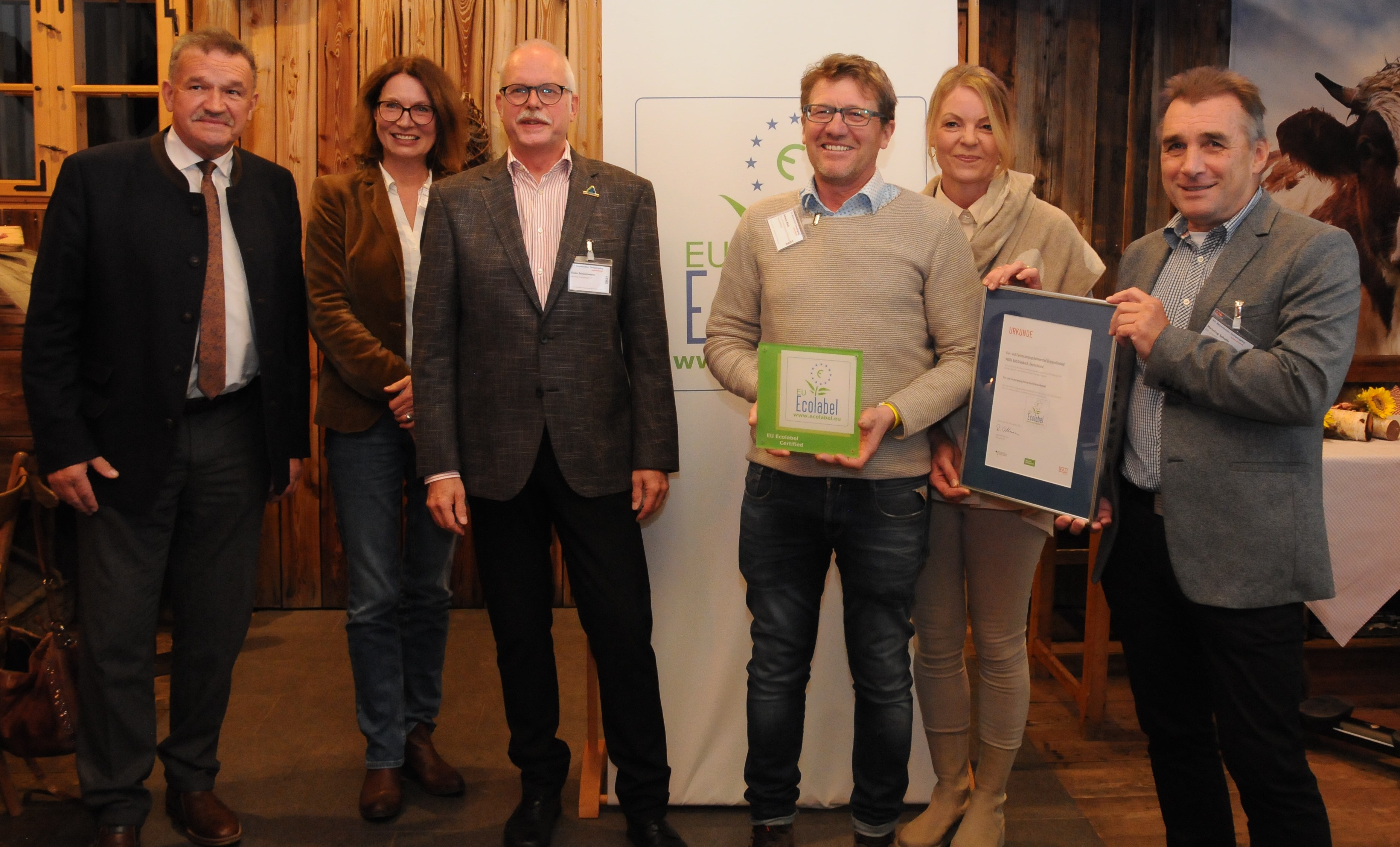 Preisübergabe mit (v.l.) Jürgen Fundke (Bürgermeister Stadt Bad Griesbach), Edith Bottler (Tourismusreferentin Landkreis Passau), Eike Schürmann (Geschäftsführer der Leading Campings of Europe),  Hans und Elke Köck (Inhaber Campingplätze Holmernhof Bad Füssing Bad Griesbach) und Henning Scholtz (Leiter Bereich Umweltzeichen).