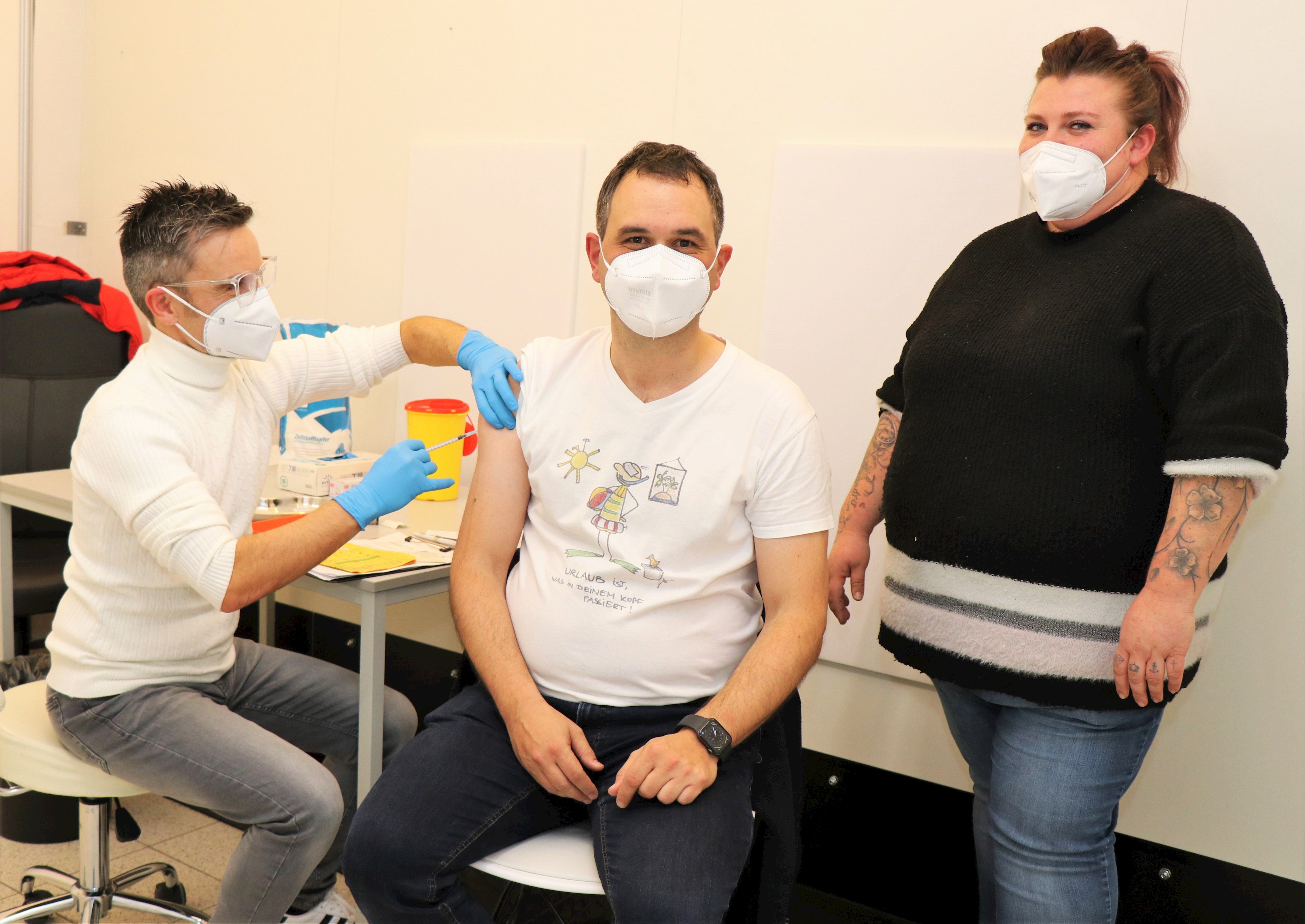 Verwaltungsleiterin des Impfzentrums, Daniela Leuchs (r.) und der ärztliche Leiter des Impfzentrums, Dr. Daniel Marold (l.) haben Impfdokumentation und Impfung von Landrat Raimund Kneidingers (Mitte) Booster-Impfung durchgeführt.