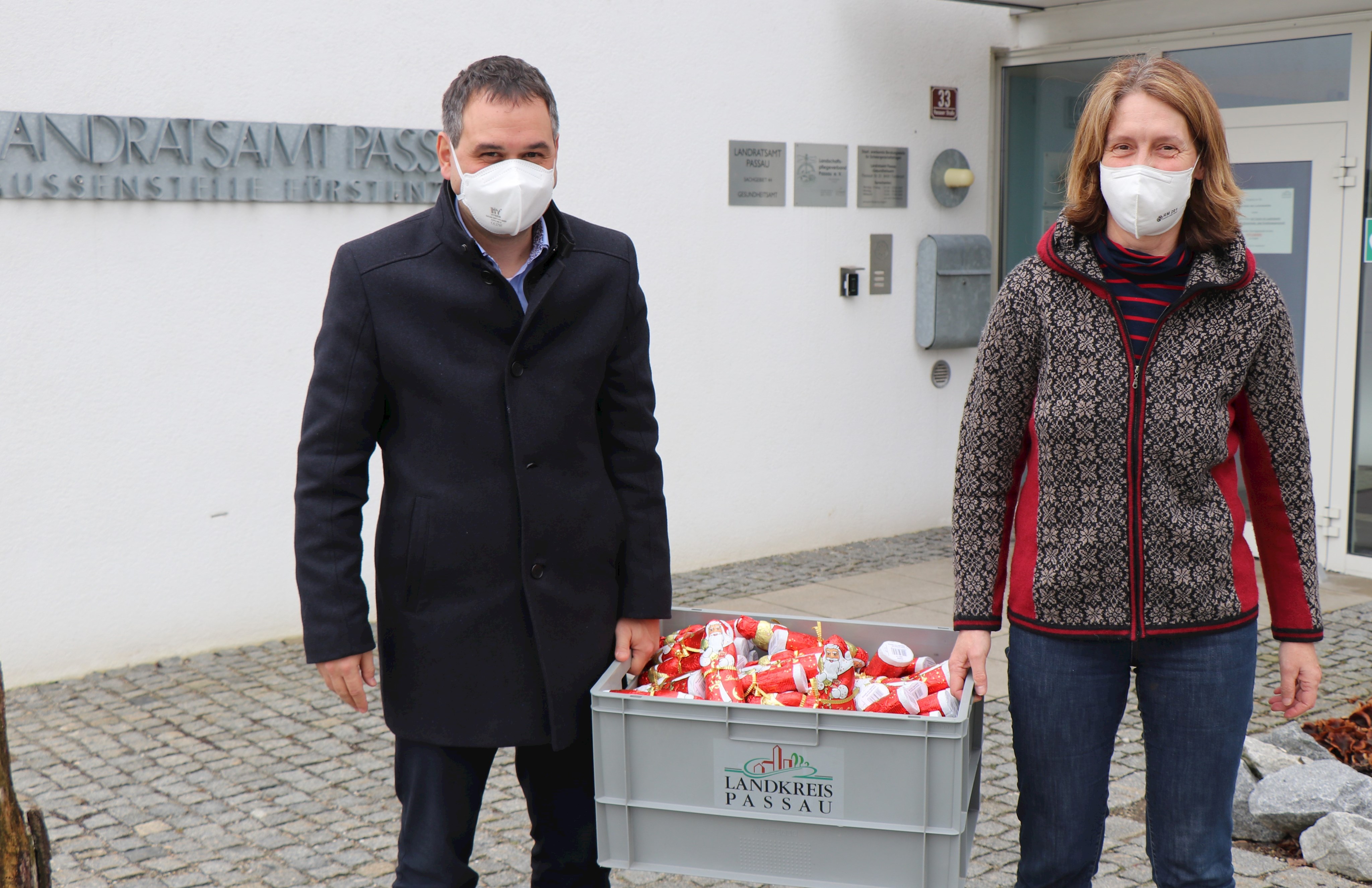 Zusammen mit Gesundheitsamtsleiterin Gabriele Bareuther (r.) hat Landrat Raimund Kneidinger die Beschäftigten im Gesundheitsamt überrascht und ihnen für ihre Arbeit gedankt.