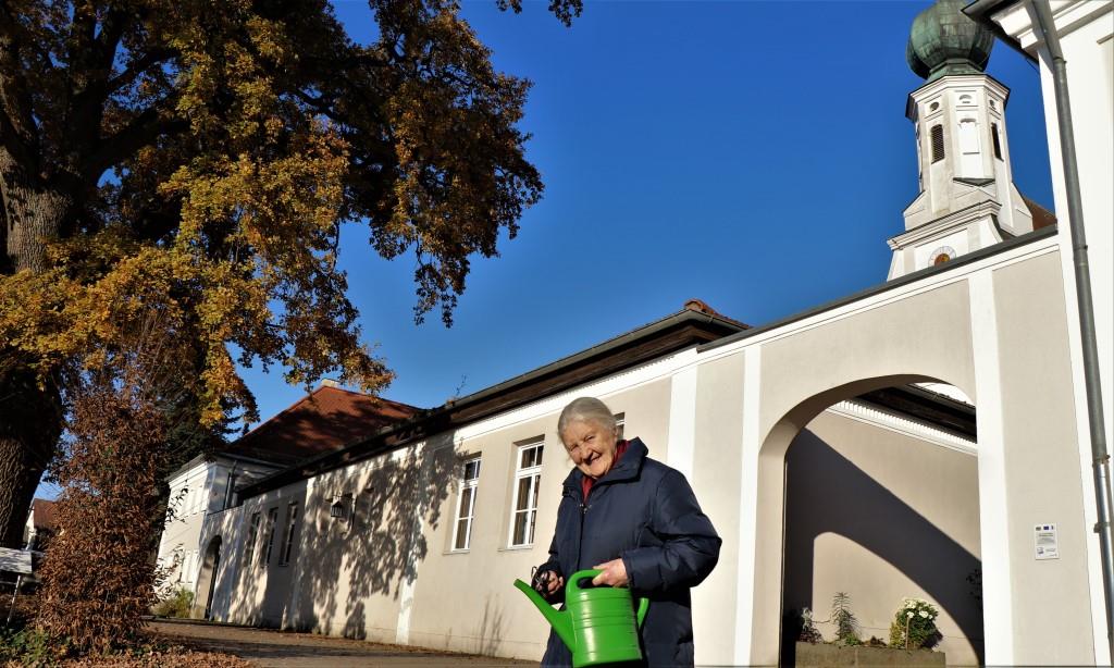 Helma Preitauer kümmert sich seit Jahrzehnten um den Ortenburger Kirchgarten und ist eine Institution in der evangelischen Enklave.