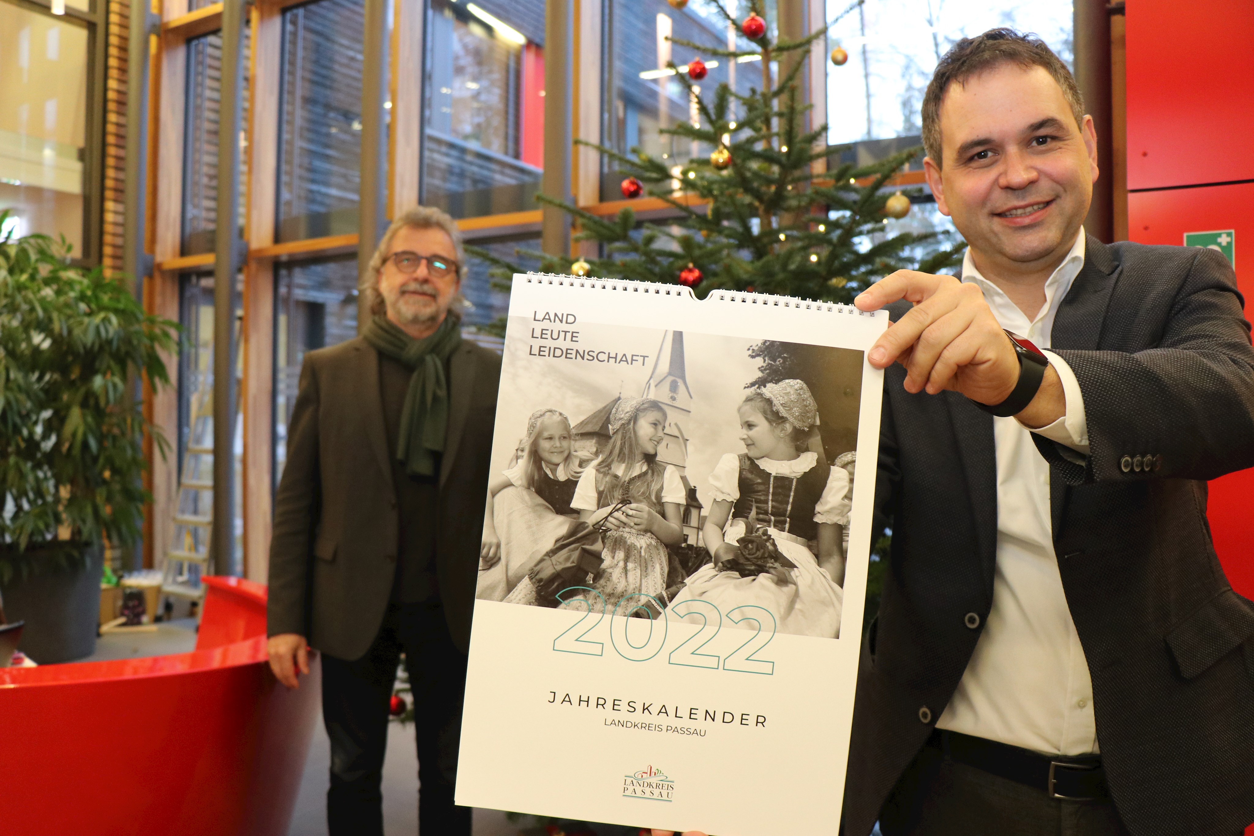 Landrat Raimund Kneidinger (rechts) und Kulturreferent Christian Eberle präsentieren den Landkreis-Kalender 2022.