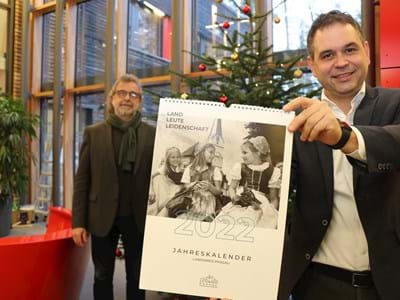 Landrat Raimund Kneidinger (rechts) und Kulturreferent Christian Eberle präsentieren den Landkreis-Kalender 2022.