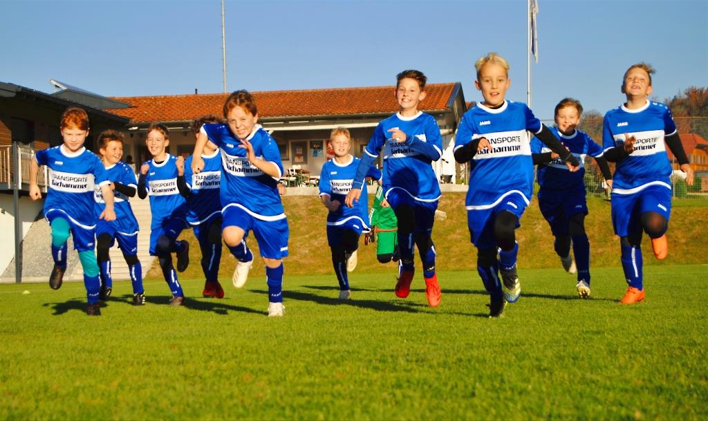 Die kleinen Fußballer der DJK Eberhardsberg (Gemeinde Büchlberg) laufen dem Kalender-Betrachter voller Sportbegeisterung entgegen.